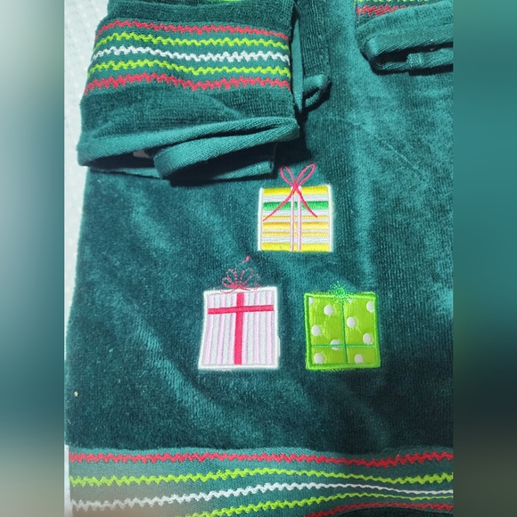 VINTAGE MARTHA STEWART NWT 3 PIECE EMBROIDERED BATH TOWEL SET. - Picture 2 of 7